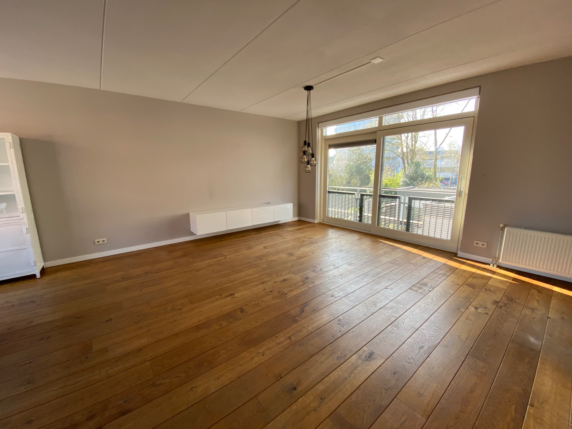 Woonkamer zonder meubels met Frans balkon