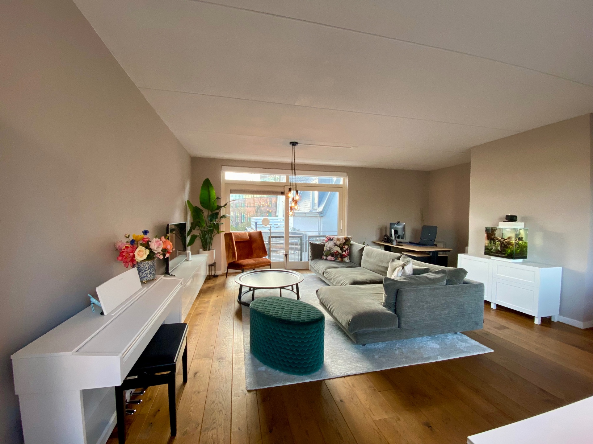 Woonkamer met zicht op eethoek en keuken